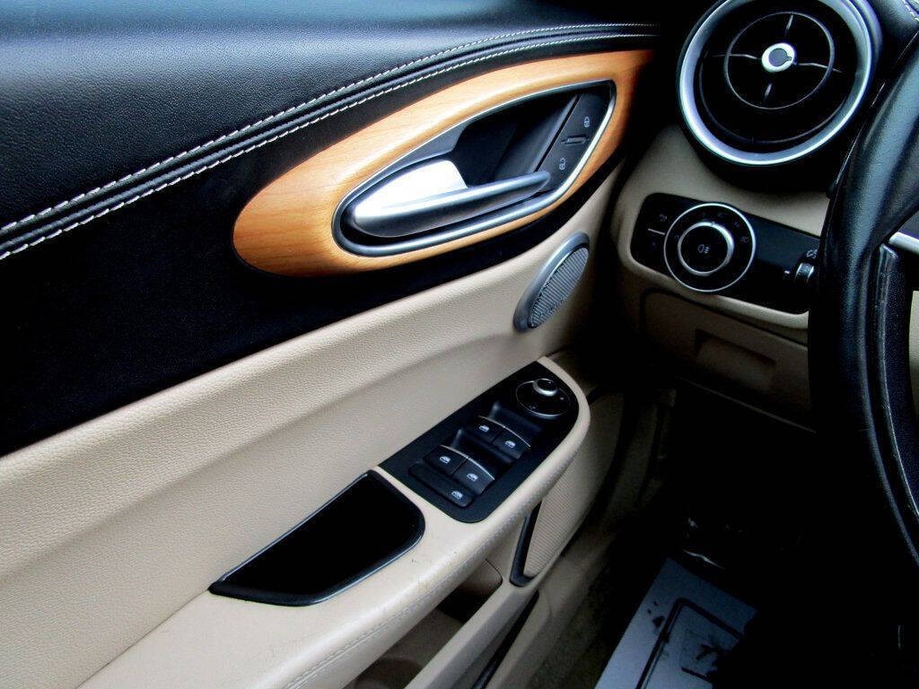 2017 Alfa Romeo Giulia Image 28