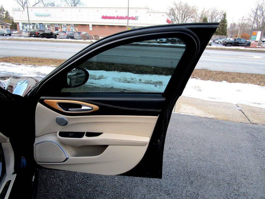 2017 Alfa Romeo Giulia Image 35