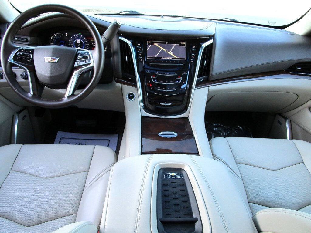 2017 Cadillac Escalade Image 2