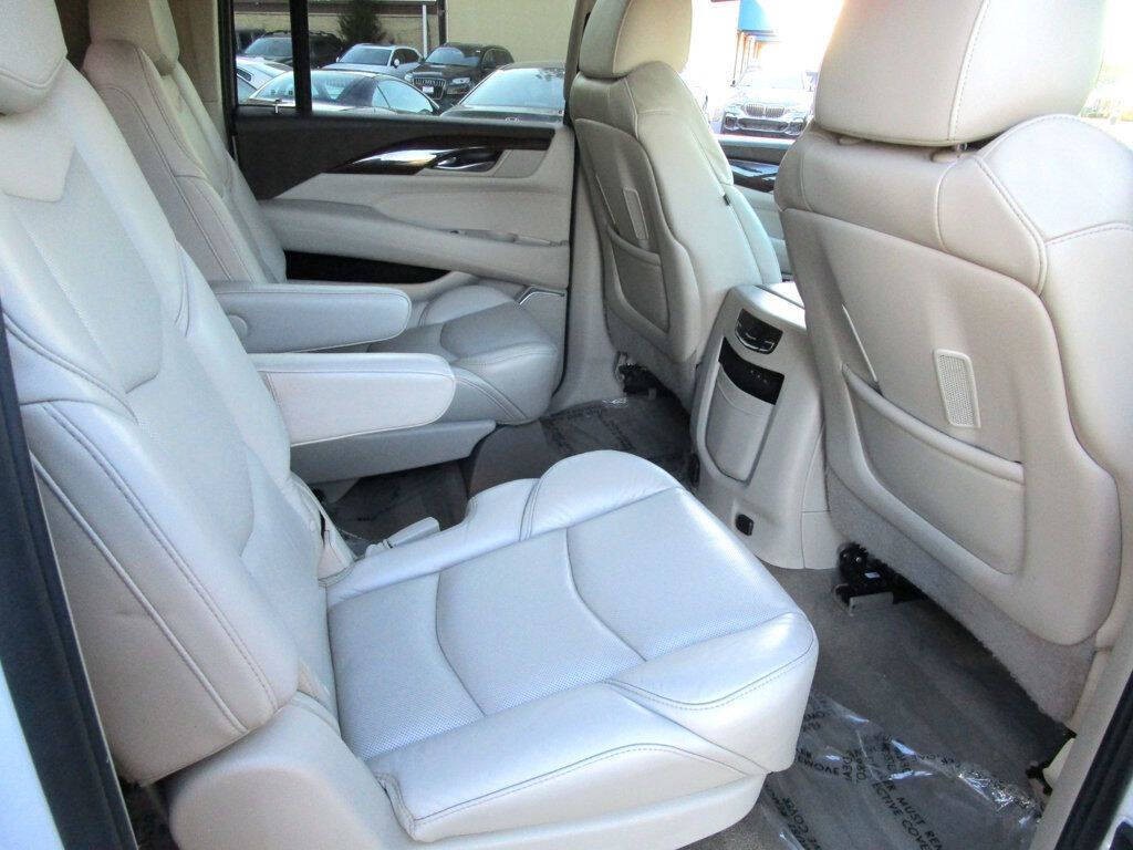 2017 Cadillac Escalade Image 18