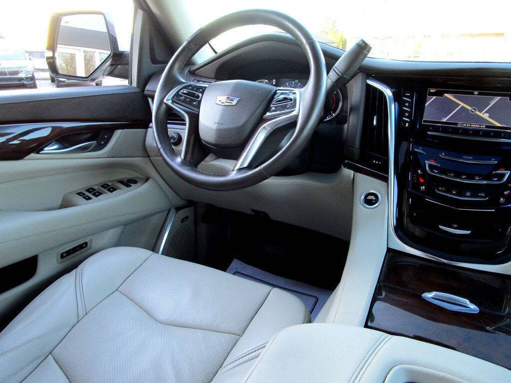 2017 Cadillac Escalade Image 21