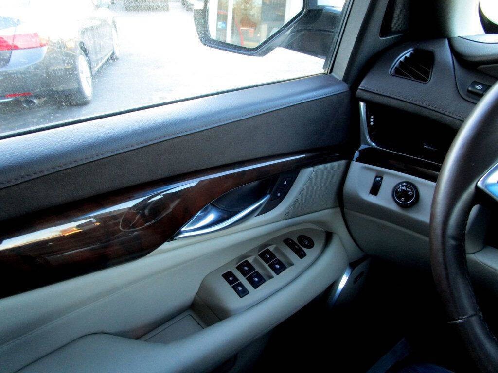2017 Cadillac Escalade Image 35