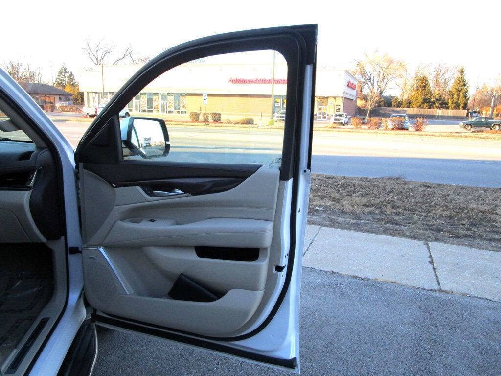 2017 Cadillac Escalade Image 43