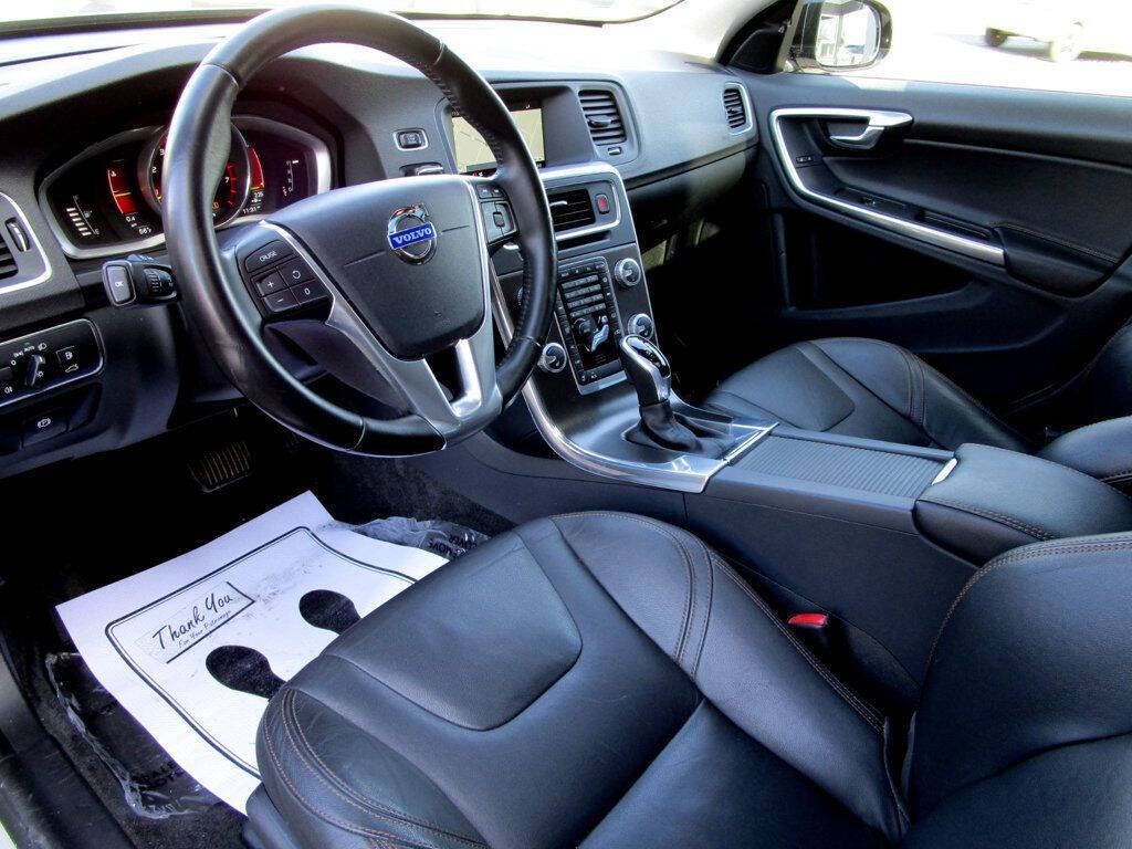 2015 Volvo V60 Image 13