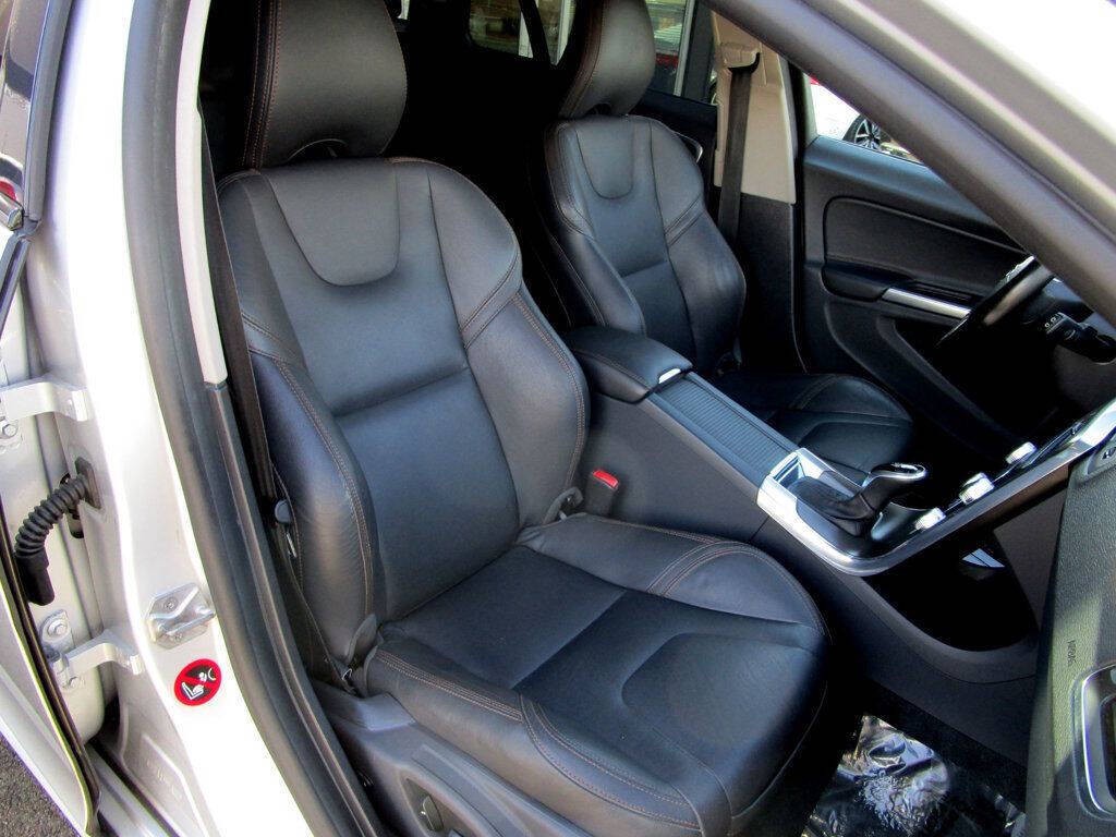 2015 Volvo V60 Image 16