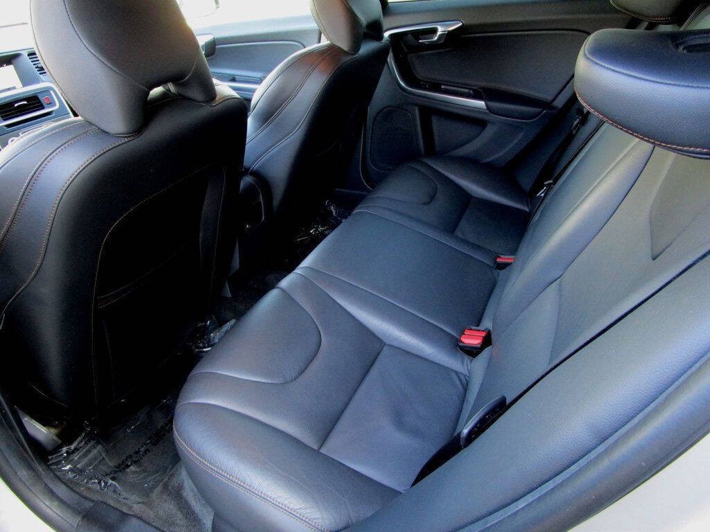2015 Volvo V60 Image 17