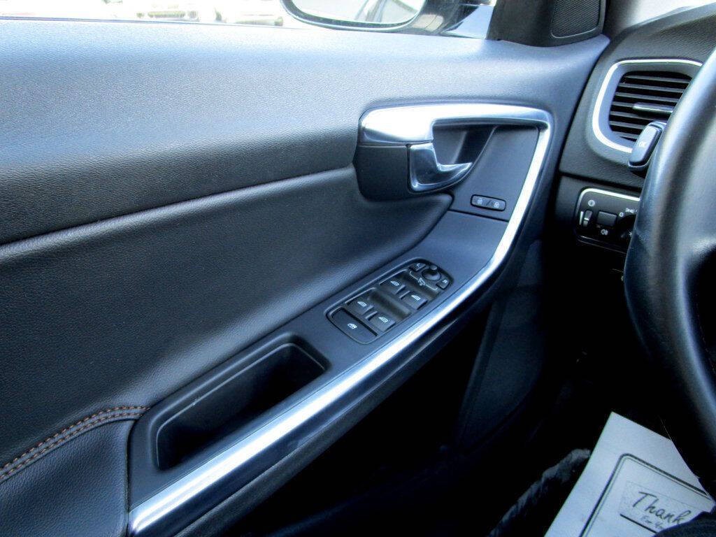 2015 Volvo V60 Image 31