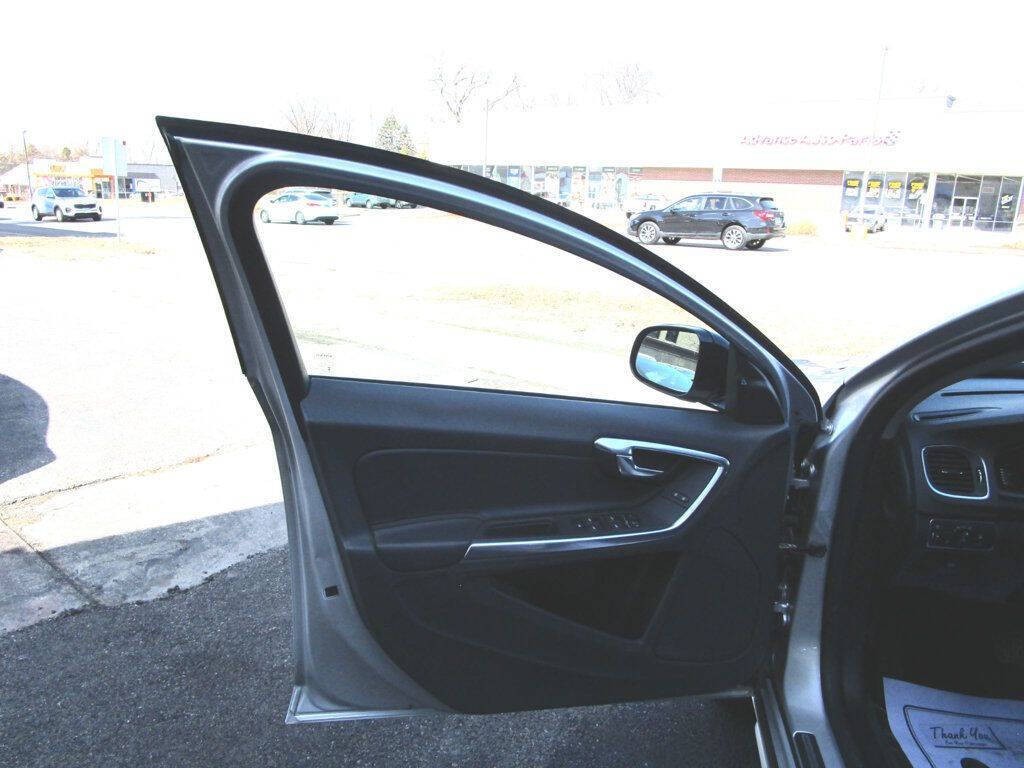 2015 Volvo V60 Image 32