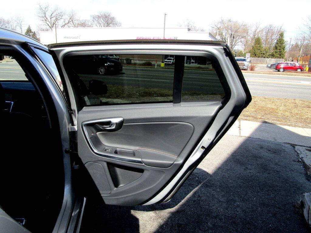 2015 Volvo V60 Image 35