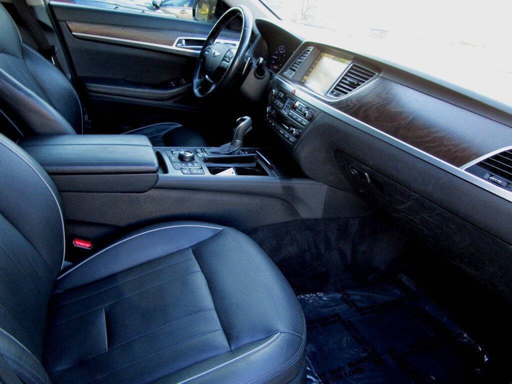 2016 Hyundai Genesis Image 14