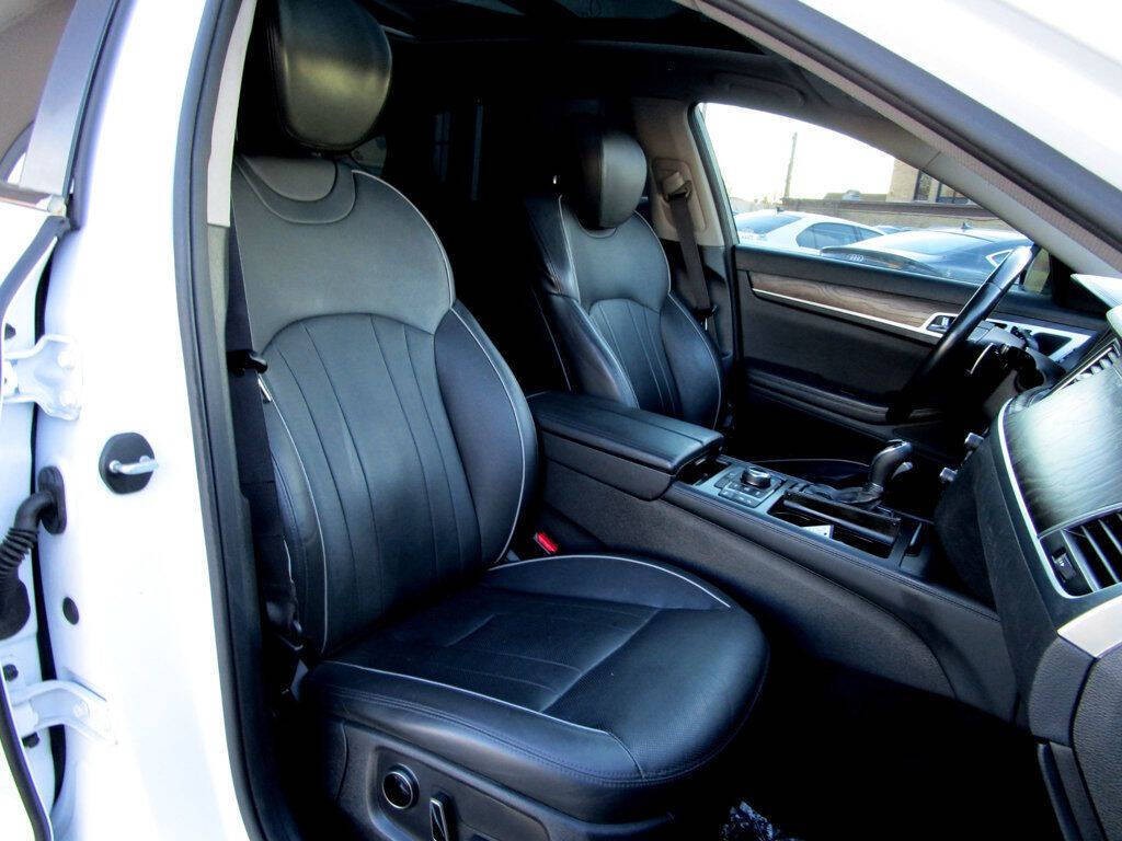 2016 Hyundai Genesis Image 16