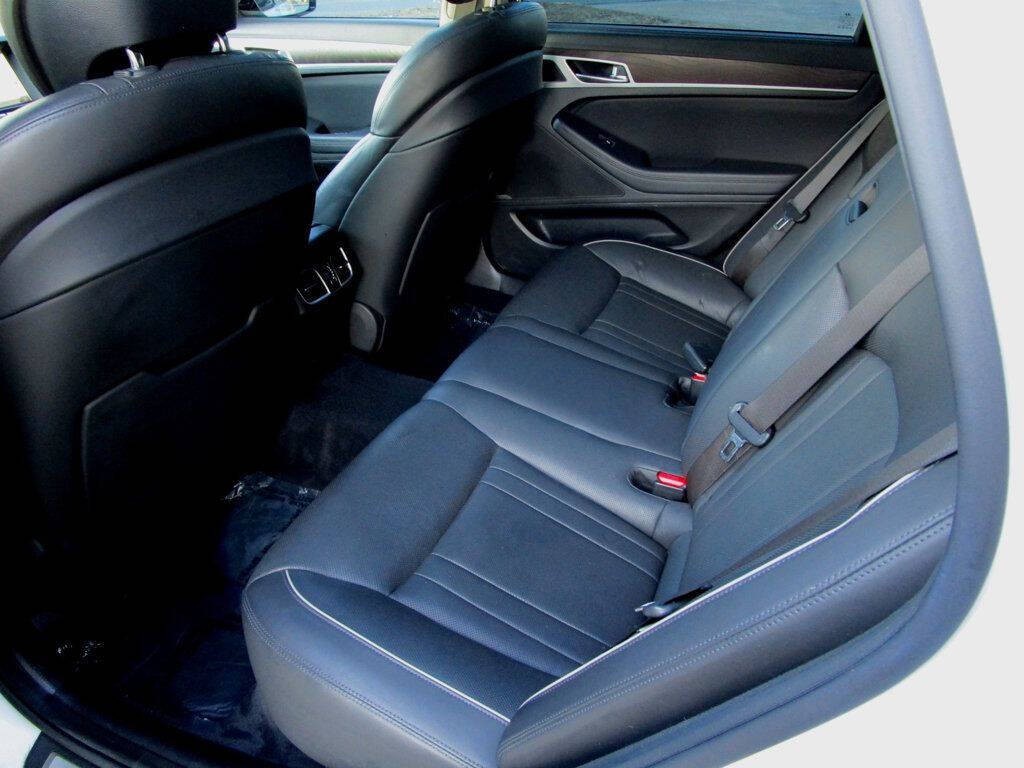 2016 Hyundai Genesis Image 17
