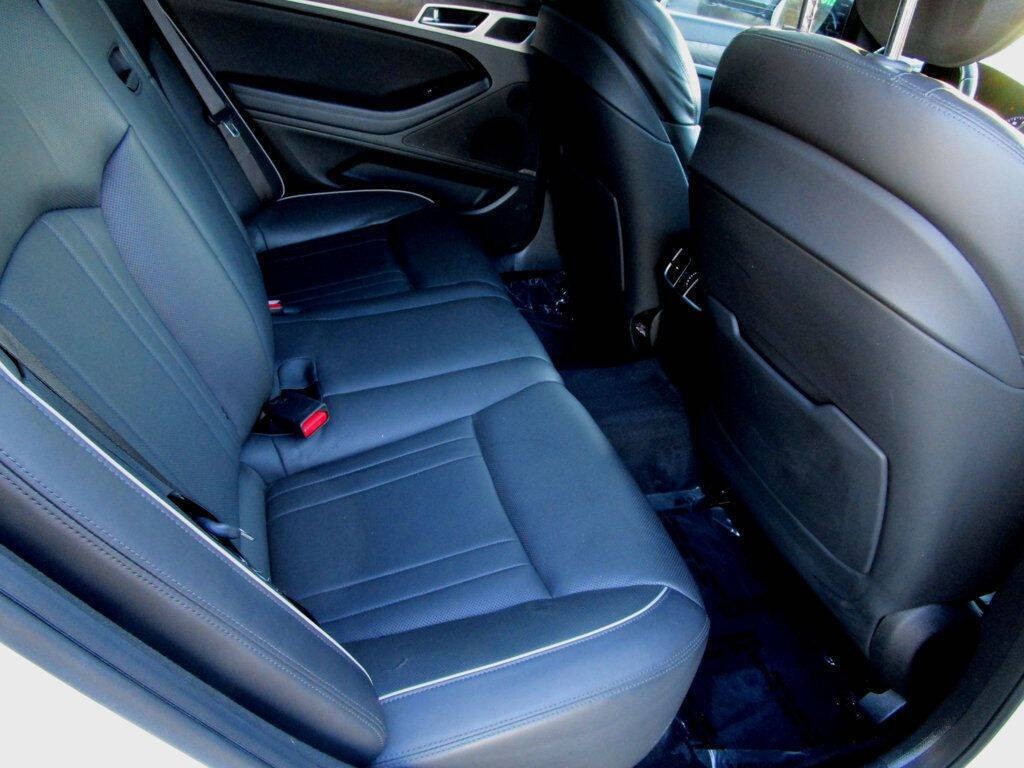 2016 Hyundai Genesis Image 18