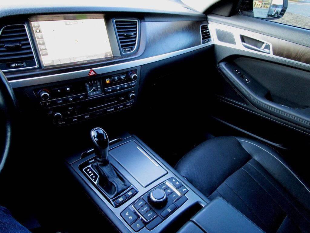 2016 Hyundai Genesis Image 23