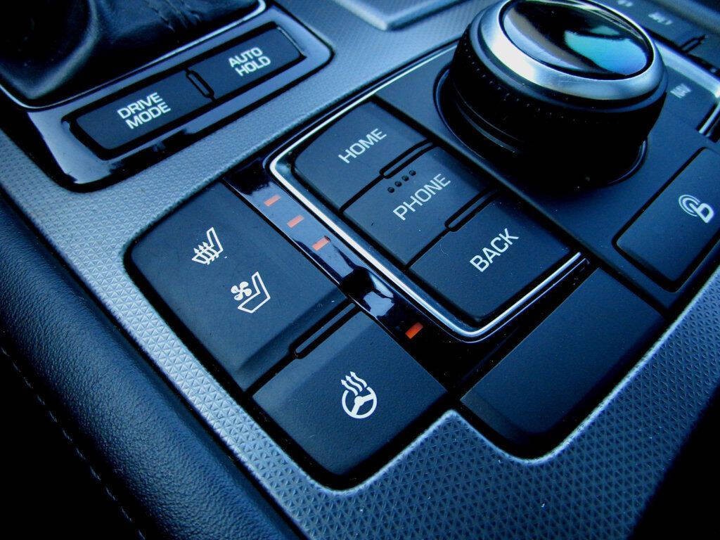 2016 Hyundai Genesis Image 25