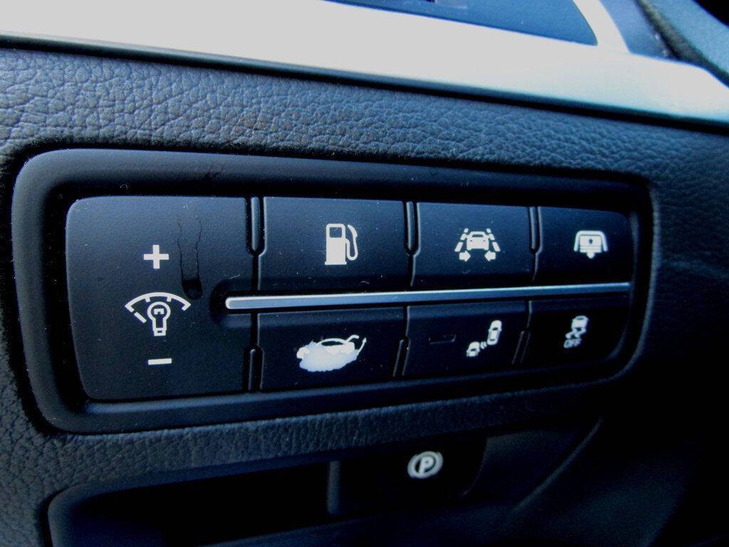 2016 Hyundai Genesis Image 26