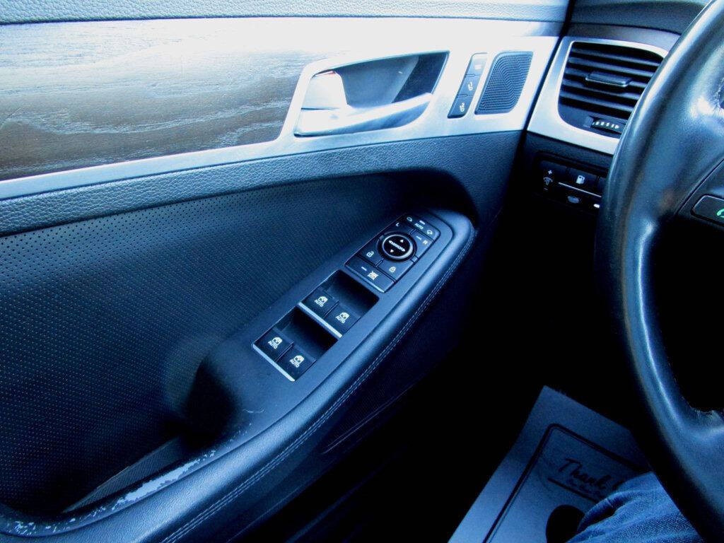 2016 Hyundai Genesis Image 28
