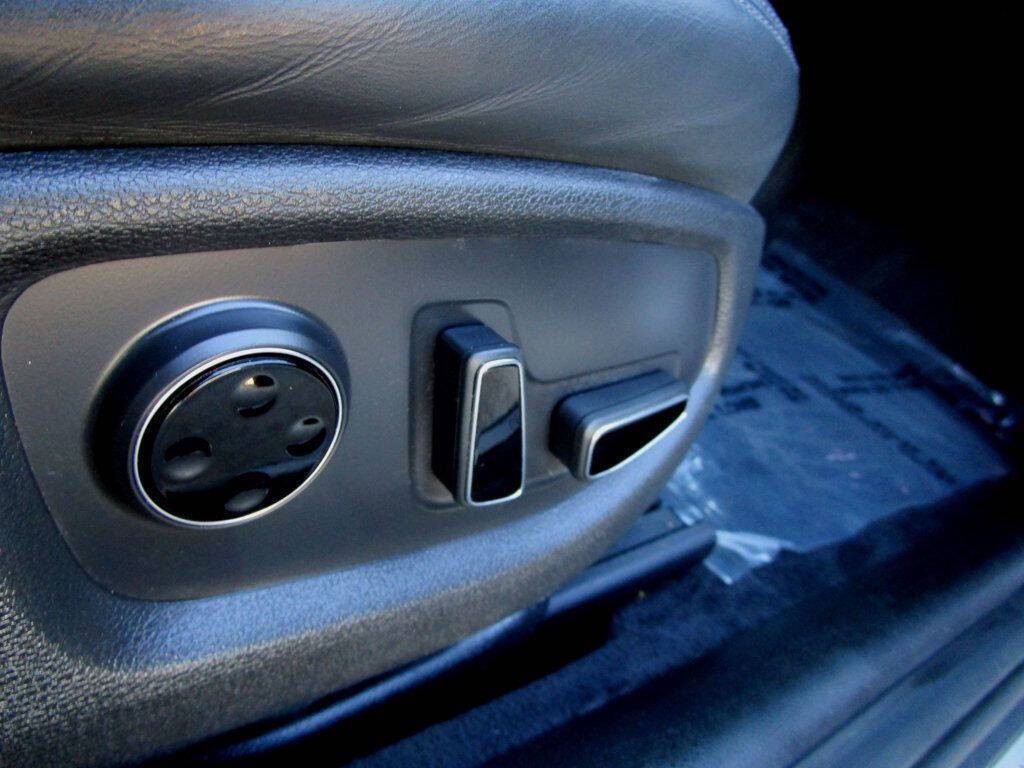 2016 Hyundai Genesis Image 30