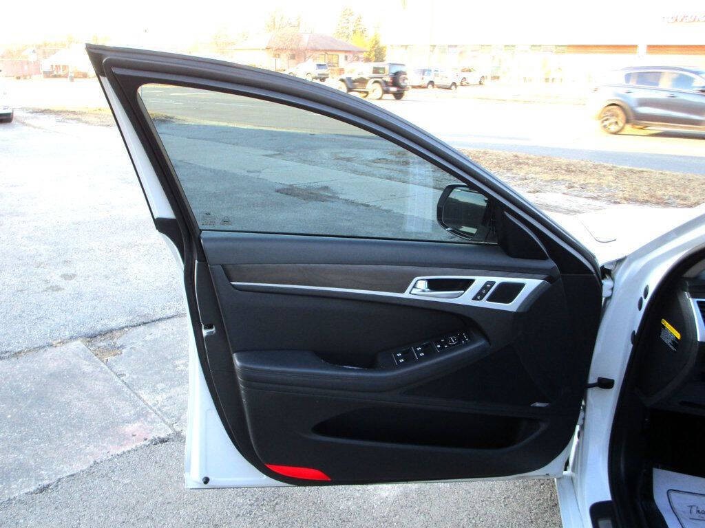 2016 Hyundai Genesis Image 31