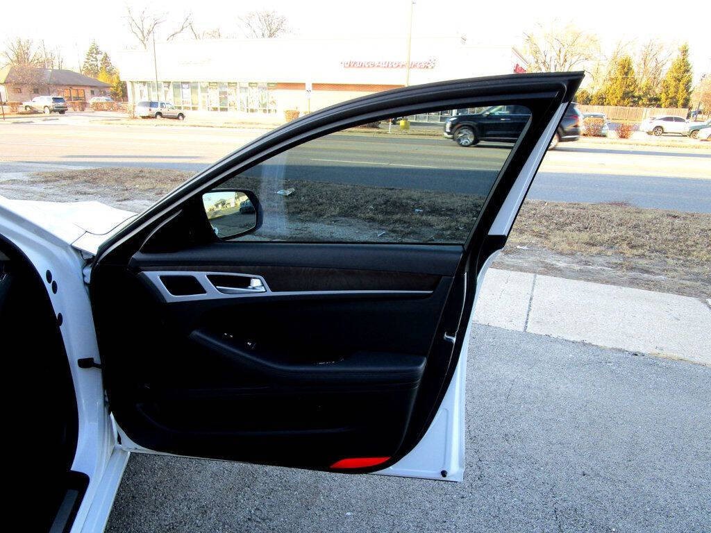 2016 Hyundai Genesis Image 32