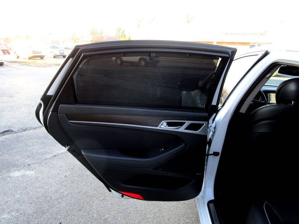 2016 Hyundai Genesis Image 33