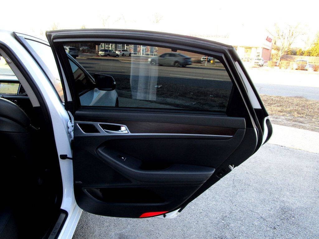 2016 Hyundai Genesis Image 34