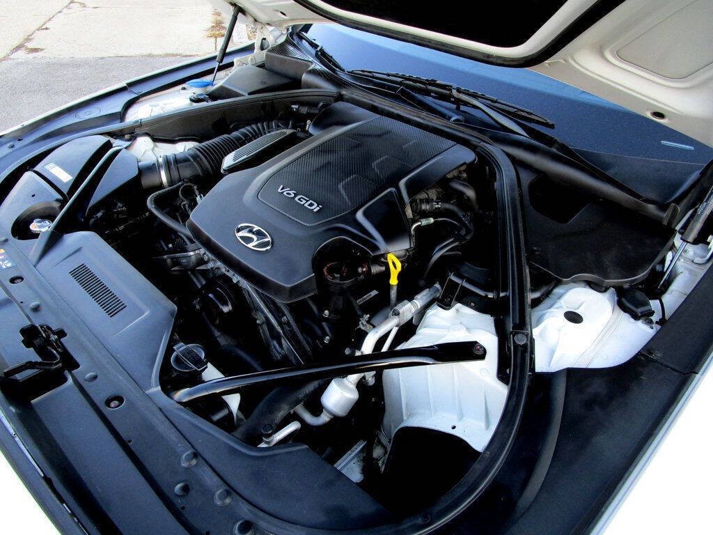 2016 Hyundai Genesis Image 36