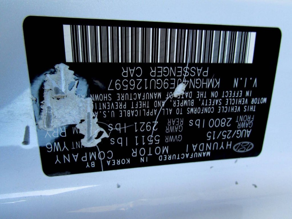 2016 Hyundai Genesis Image 38