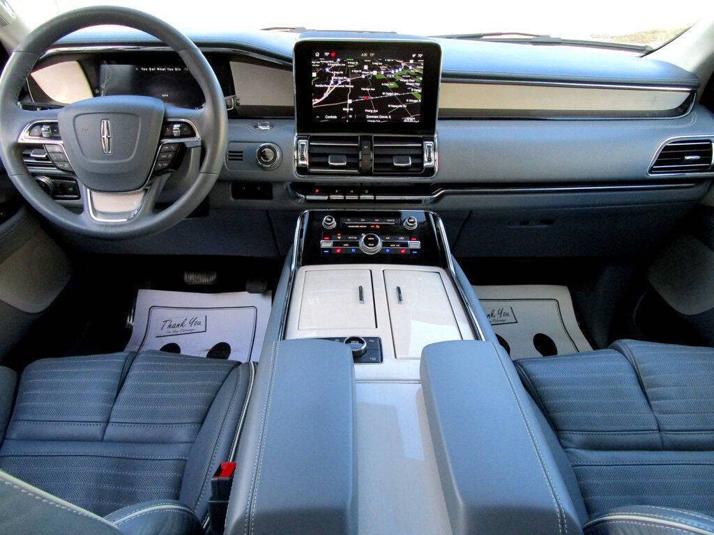 2021 Lincoln Navigator Image 2