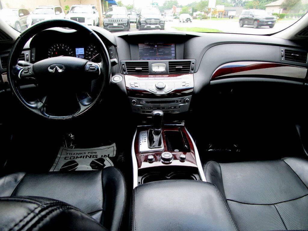 2015 INFINITI Q70 Image 2