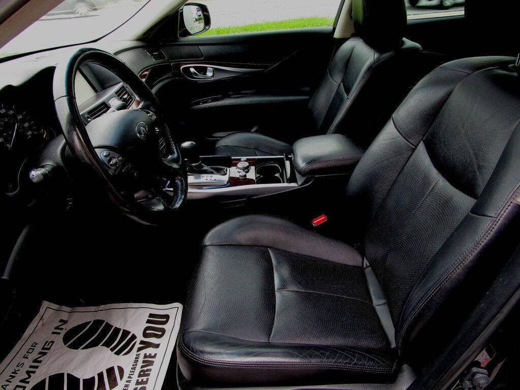 2015 INFINITI Q70 Image 12
