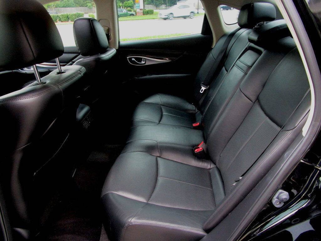 2015 INFINITI Q70 Image 16