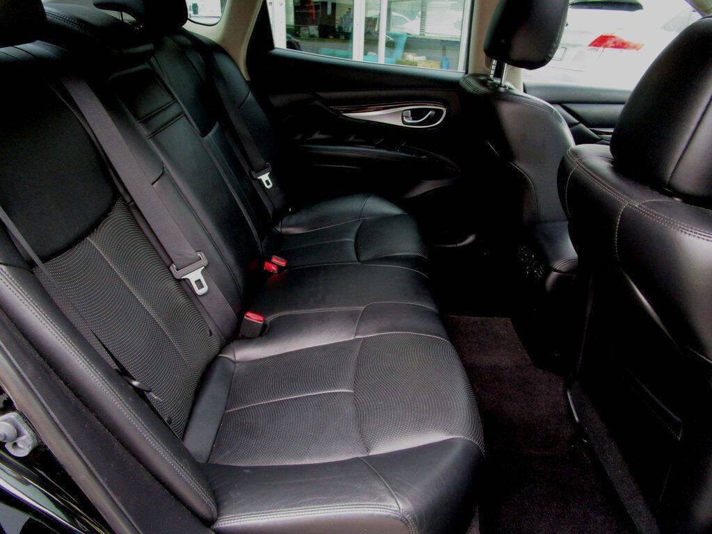 2015 INFINITI Q70 Image 17
