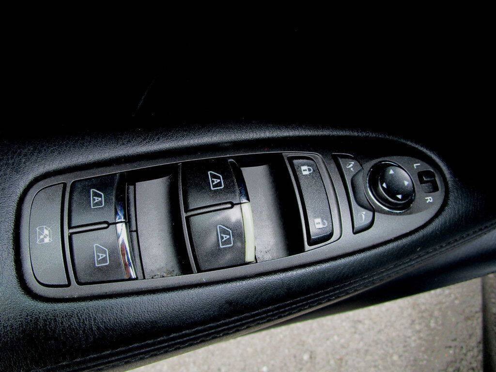 2015 INFINITI Q70 Image 25
