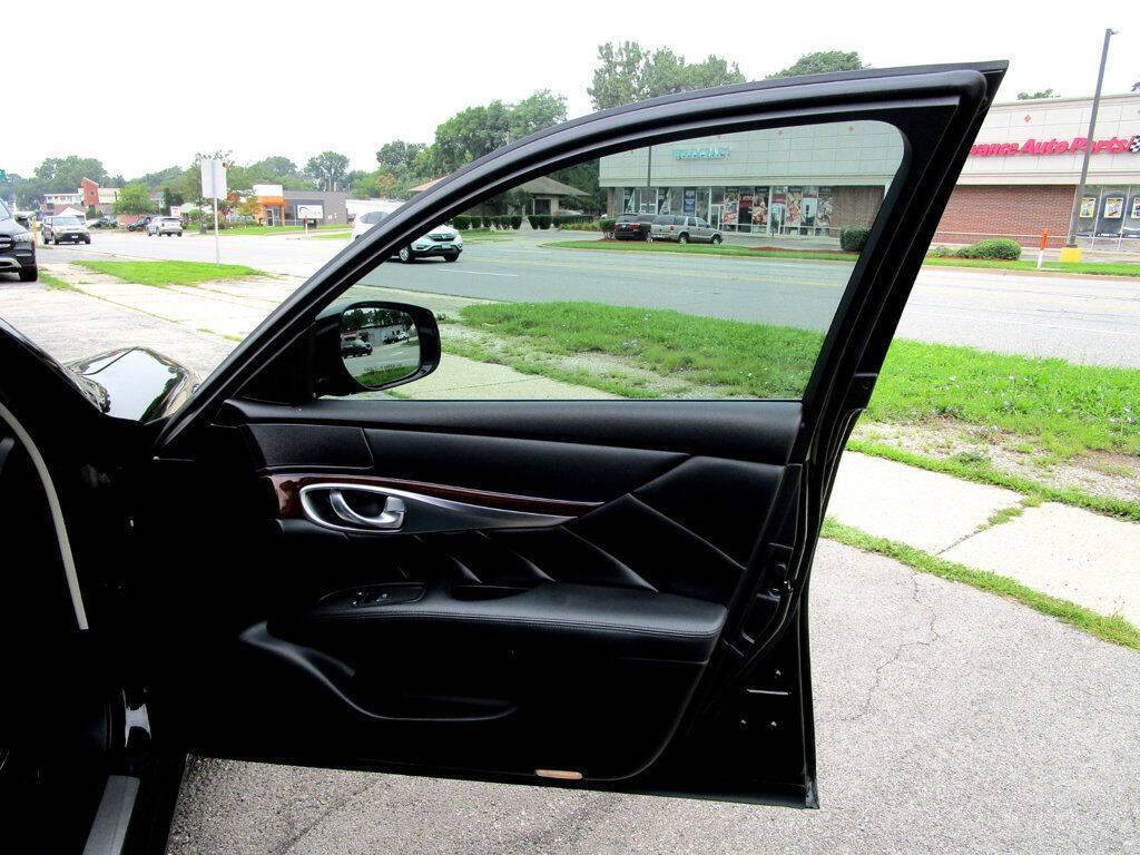 2015 INFINITI Q70 Image 30