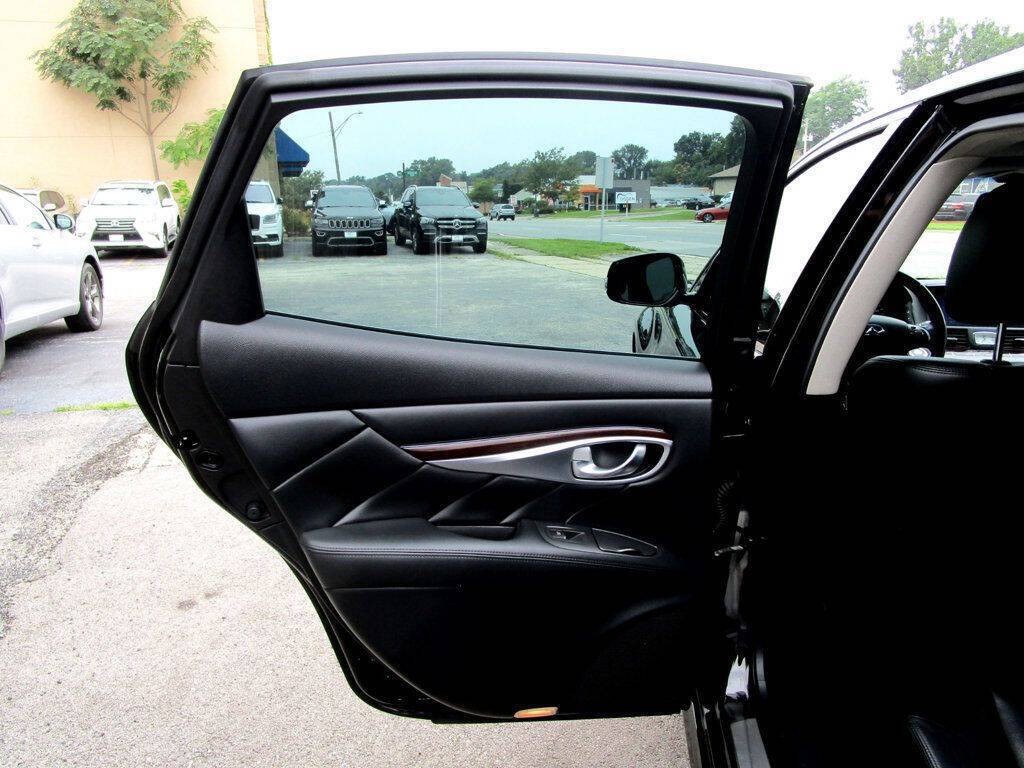 2015 INFINITI Q70 Image 31