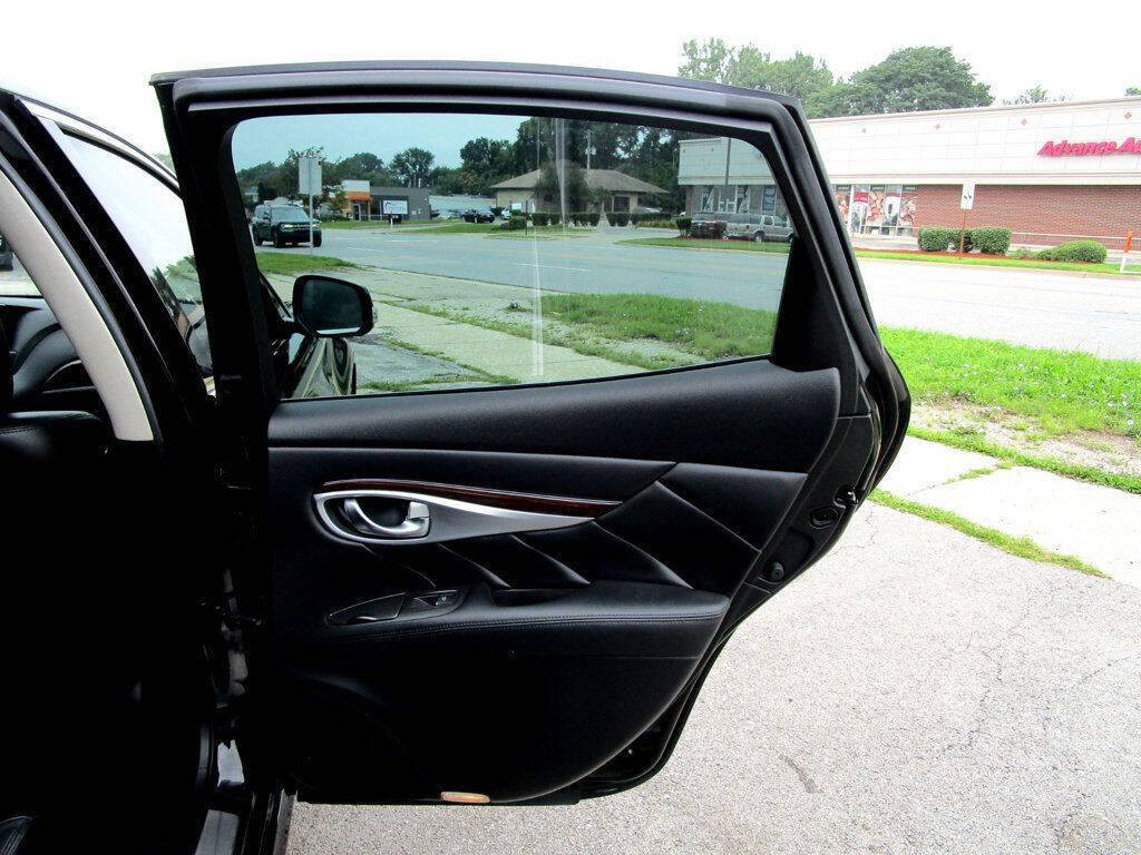 2015 INFINITI Q70 Image 32