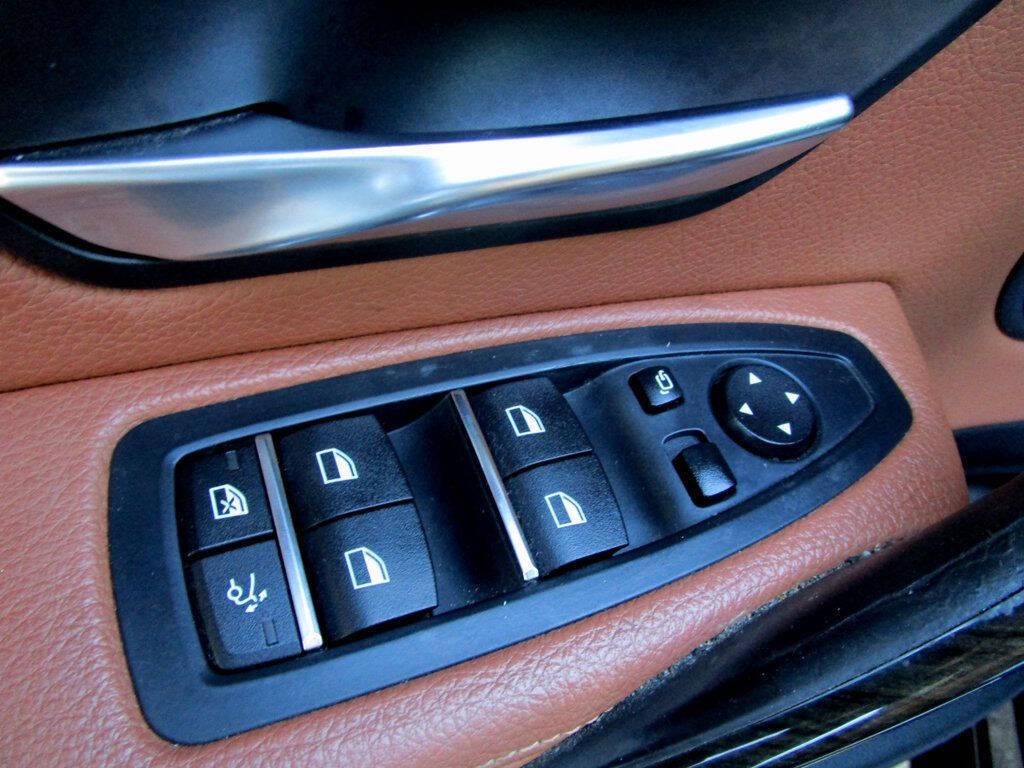 2017 BMW 3 Series Image 28
