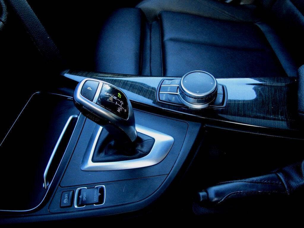 2018 BMW 3 Series Image 24