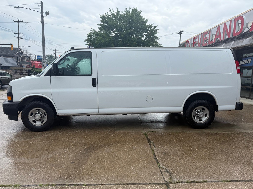 2018 Chevrolet Express Image 2