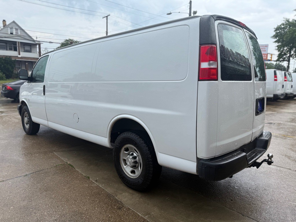 2018 Chevrolet Express Image 3