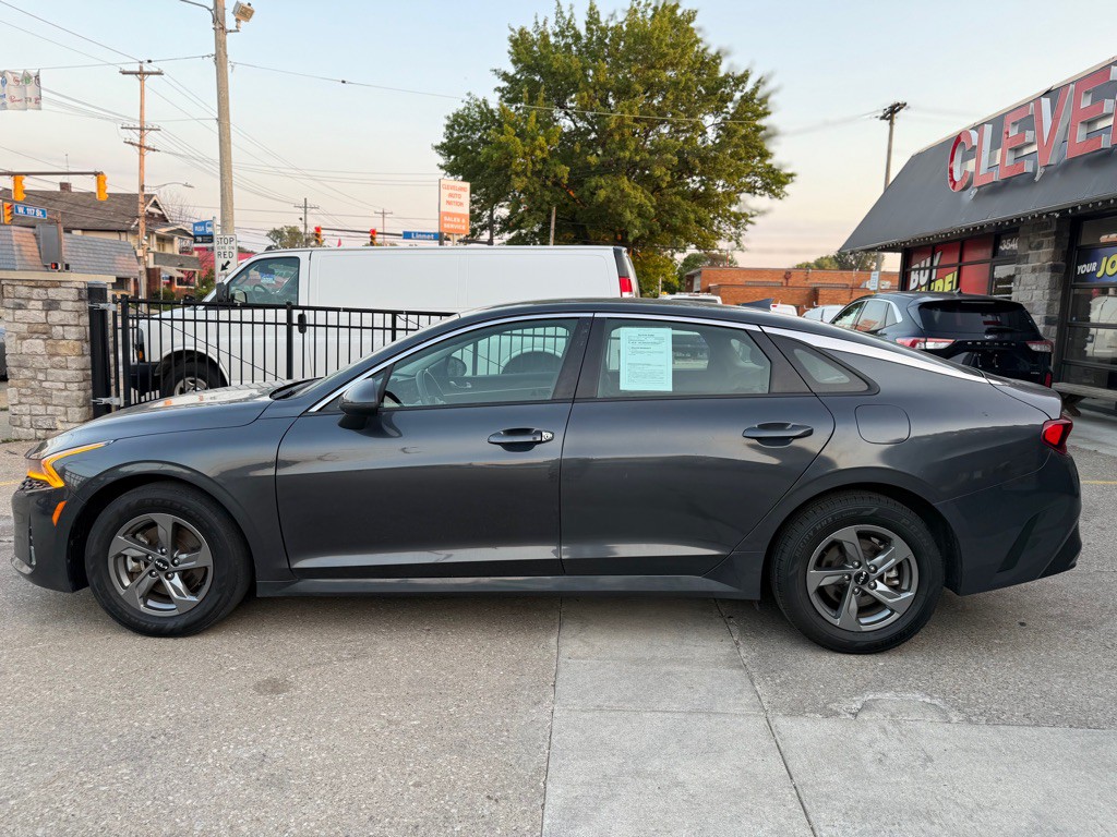 2022 Kia K5 Image 2