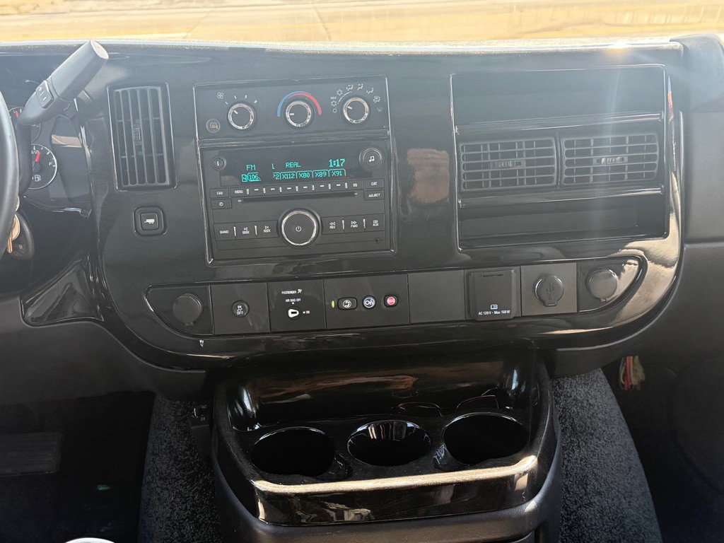 2015 Chevrolet Express Image 19