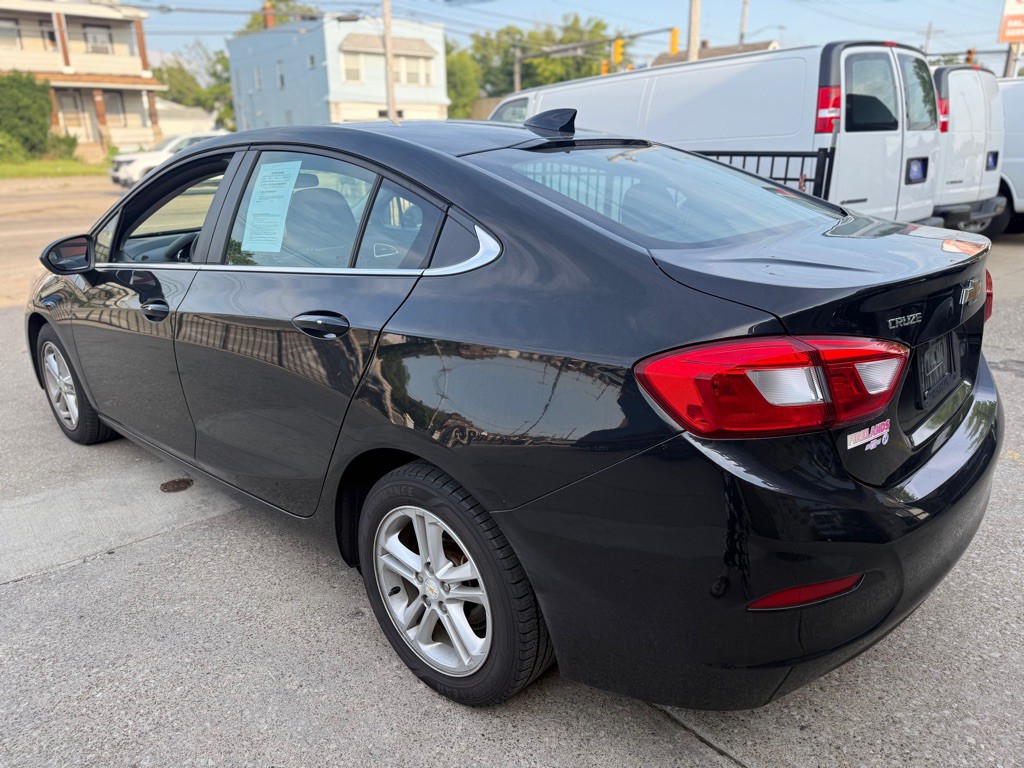 2018 Chevrolet Cruze Image 3