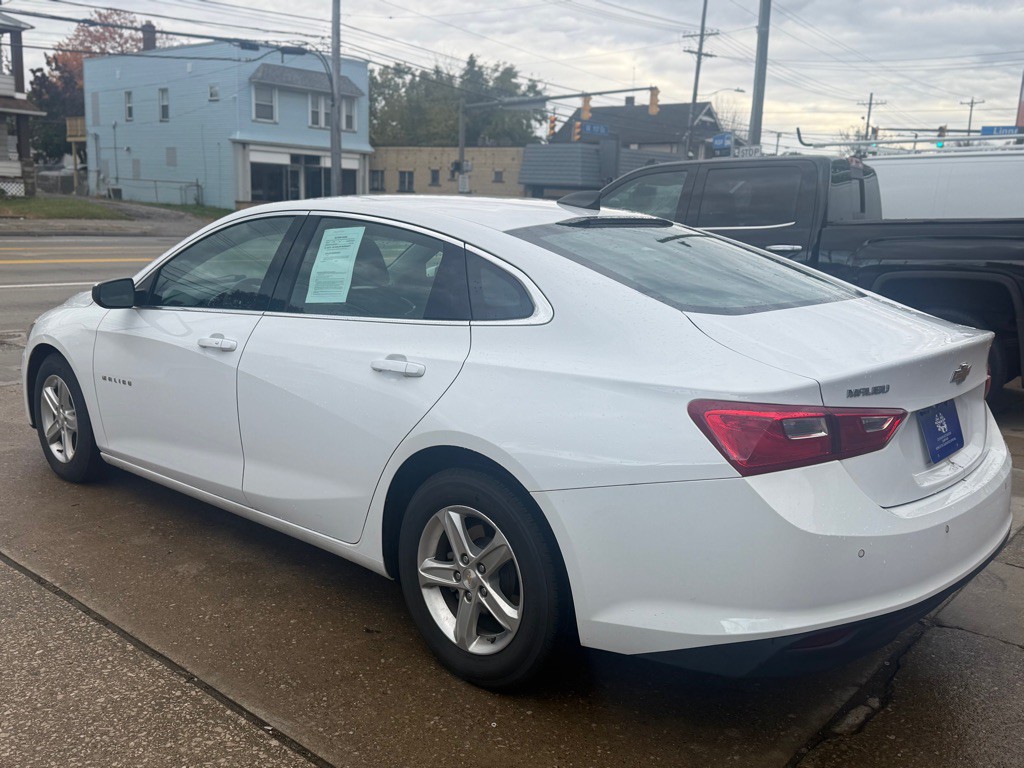 2022 Chevrolet Malibu Image 3