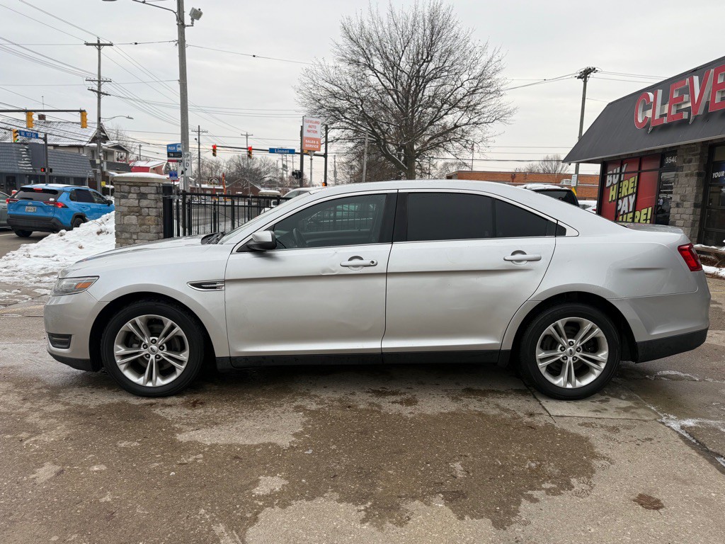 2014 Ford Taurus Image 2