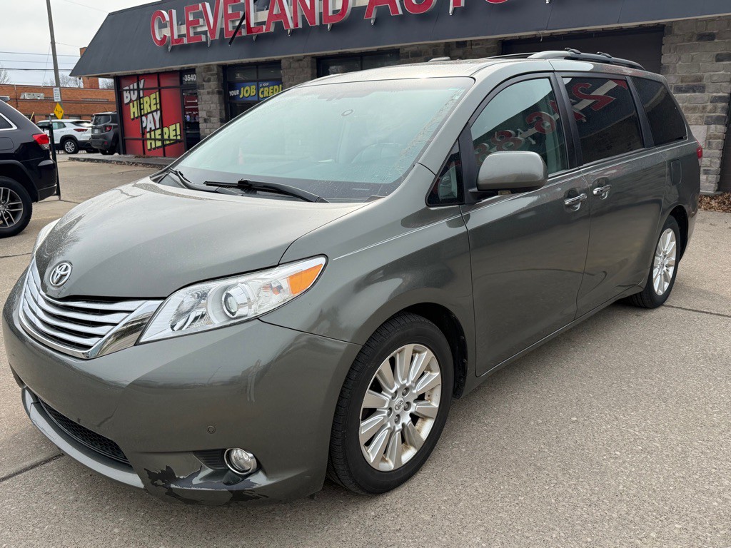 2011 Toyota Sienna Image 1