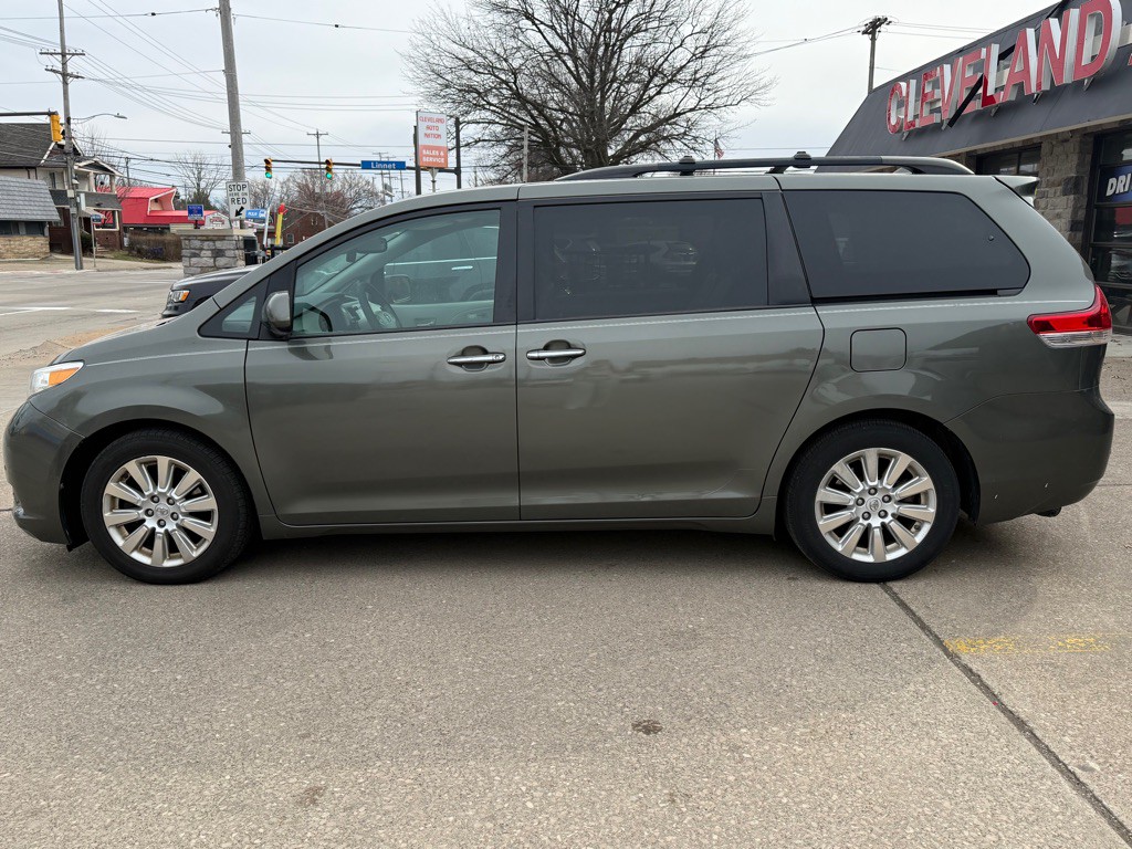 2011 Toyota Sienna Image 2