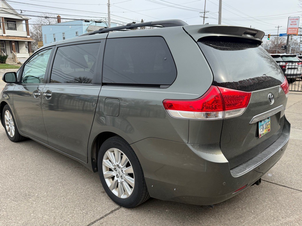 2011 Toyota Sienna Image 3