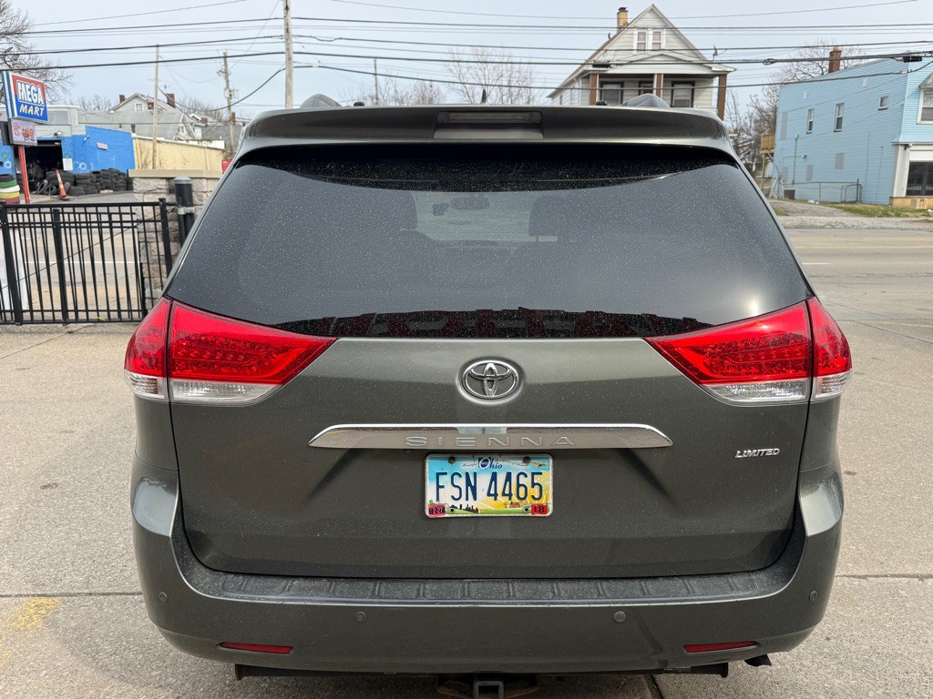 2011 Toyota Sienna Image 4